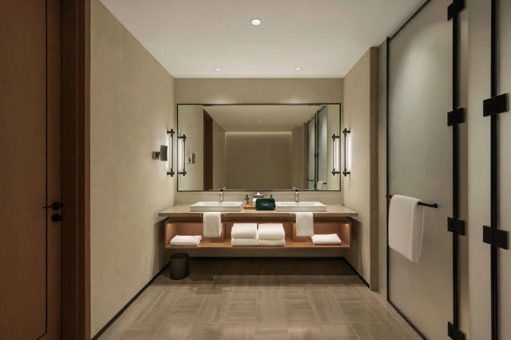 Elegantes Badezimmer mit großem Spiegel und stilvollem Waschtisch