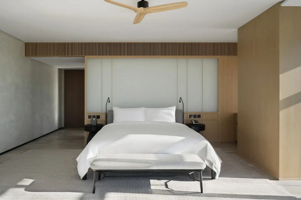 Modernes Hotelzimmer mit großem Doppelbett und stilvollem Interieur