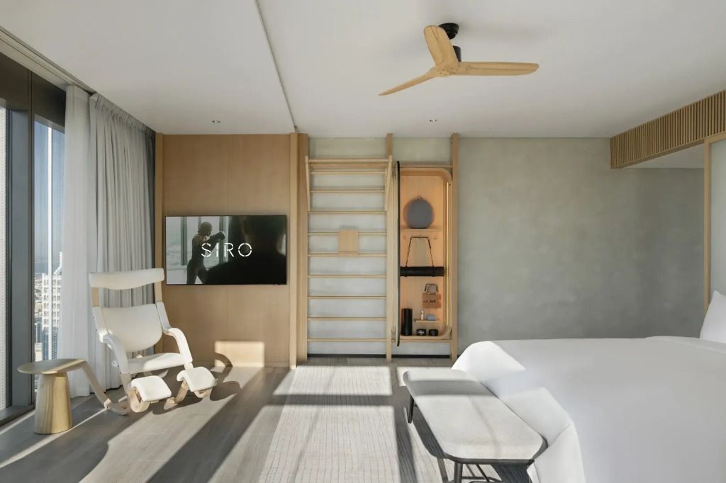 Zimmer mit moderner Wandgestaltung und Sessel