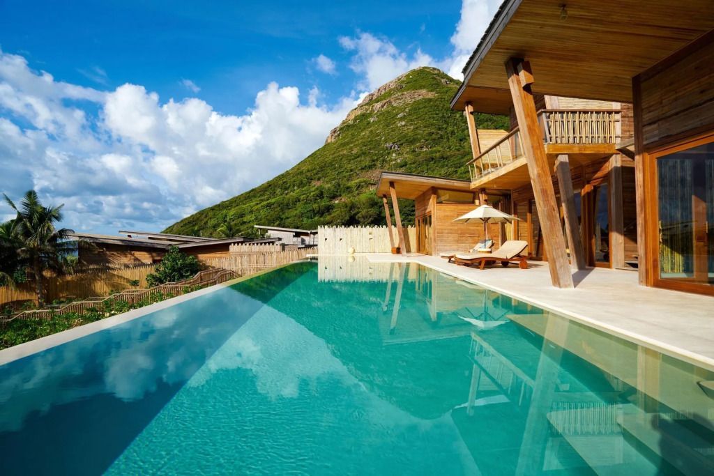 Infinity-Pool mit Bergkulisse und Sonnenschirmen