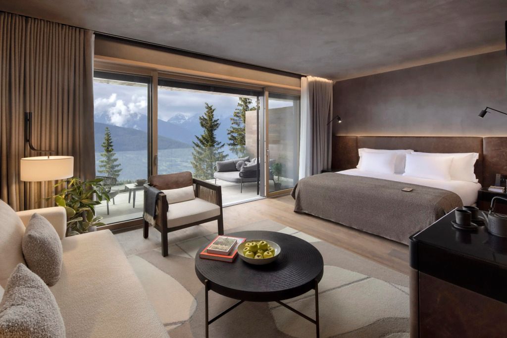 Elegantes Deluxe Doppelzimmer mit Balkon und Panoramablick auf die Berge