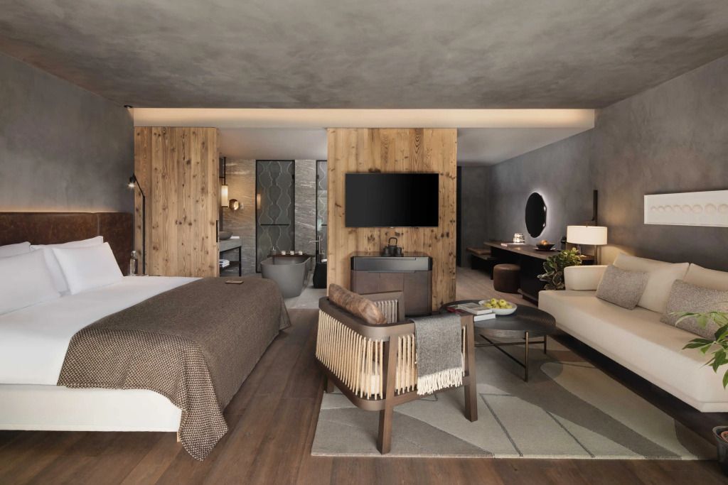 Luxuriös eingerichtetes Zimmer mit modernem Bad und stilvoller Sitzecke