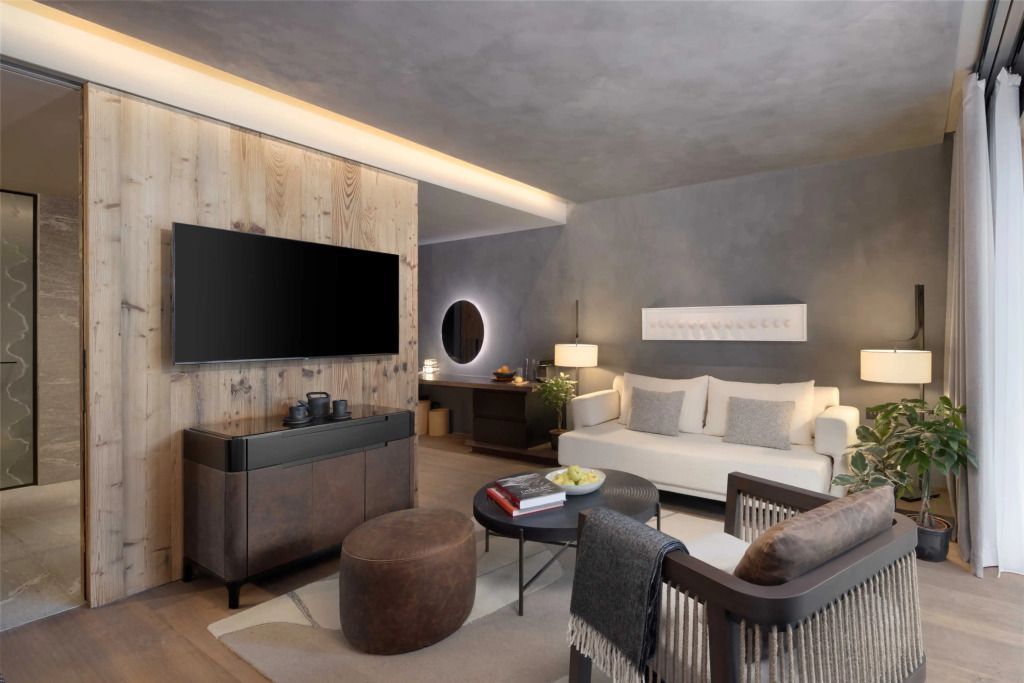 Modernes Hotelzimmer mit großem TV und geschmackvoller Einrichtung