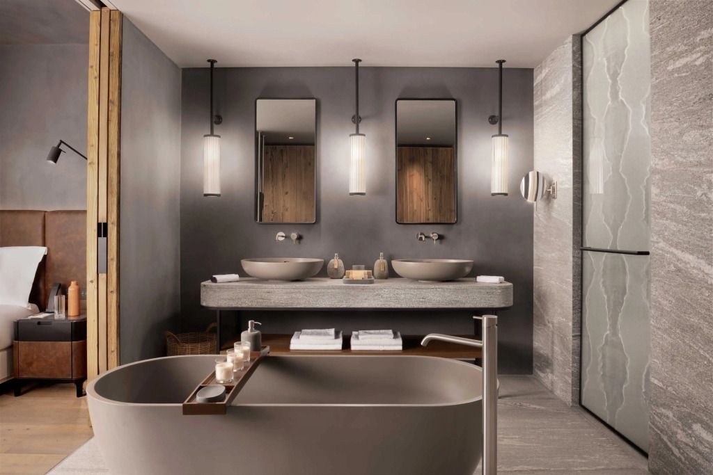 Elegantes Badezimmer mit Doppelwaschbecken und Designerbeleuchtung