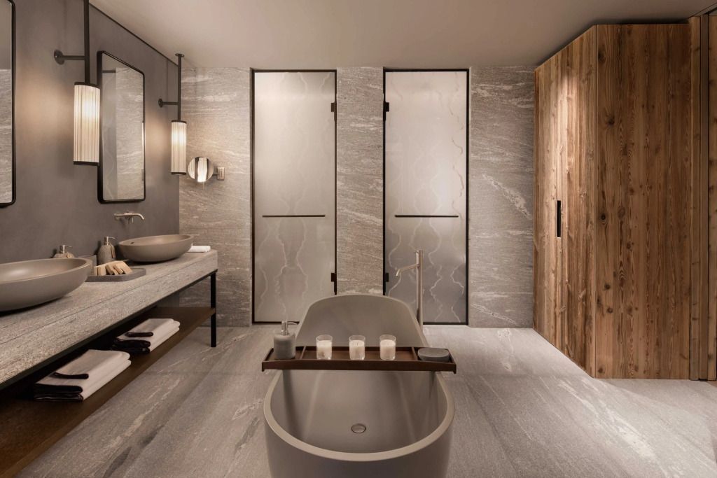 Modernes Badezimmer mit freistehender Badewanne und stilvollem Design