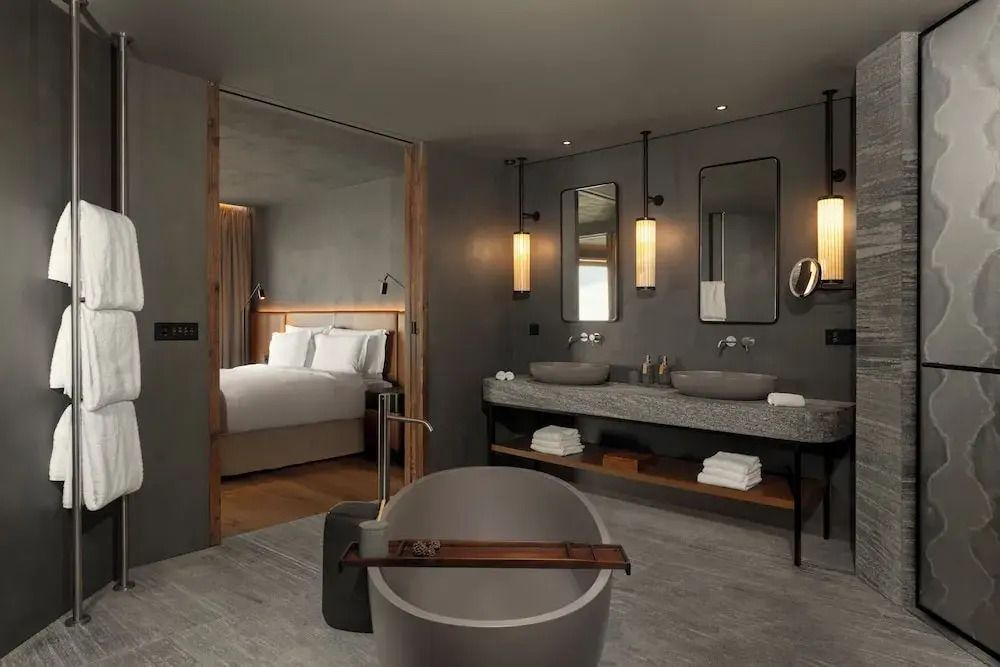 Suite-Badezimmer mit freistehender Badewanne, Doppelwaschbecken und modernem Design.