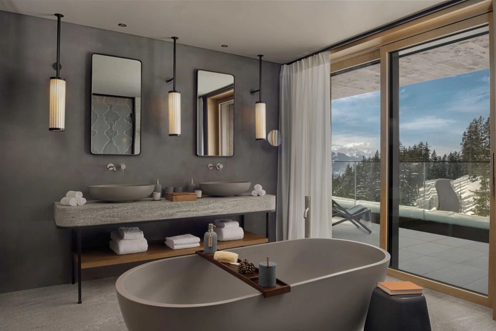 Luxuriöses Badezimmer mit freistehender Badewanne und Blick ins Freie.