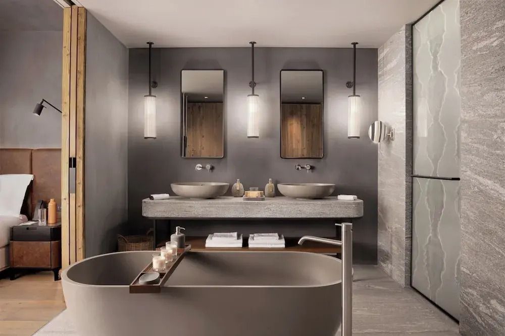 Luxuriöses Badezimmer mit freistehender Badewanne und Doppelwaschbecken