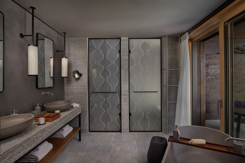 Modernes Badezimmer mit eleganten Duschtüren und edler Ausstattung