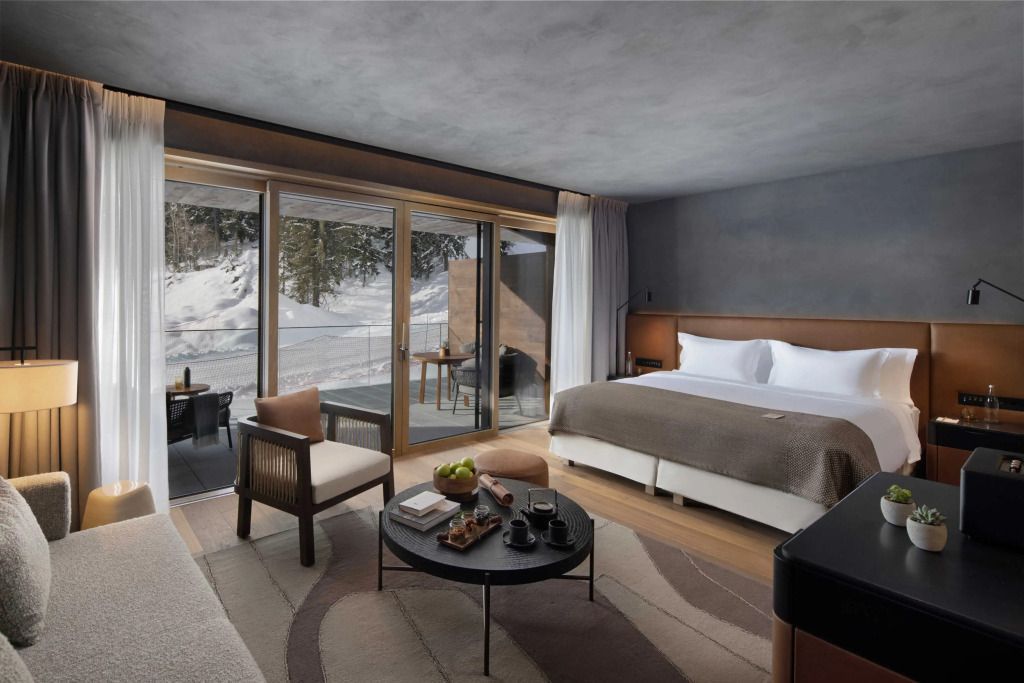 Modernes Hotelzimmer mit Balkon und Schneeblick