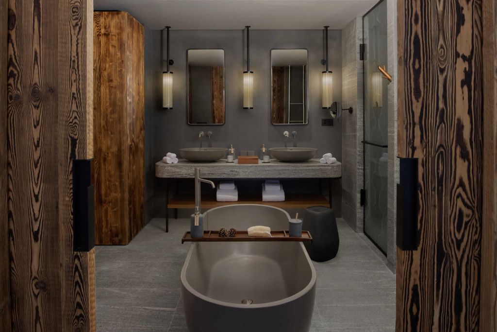 Luxuriöses Badezimmer mit freistehender Badewanne und Doppelwaschbecken