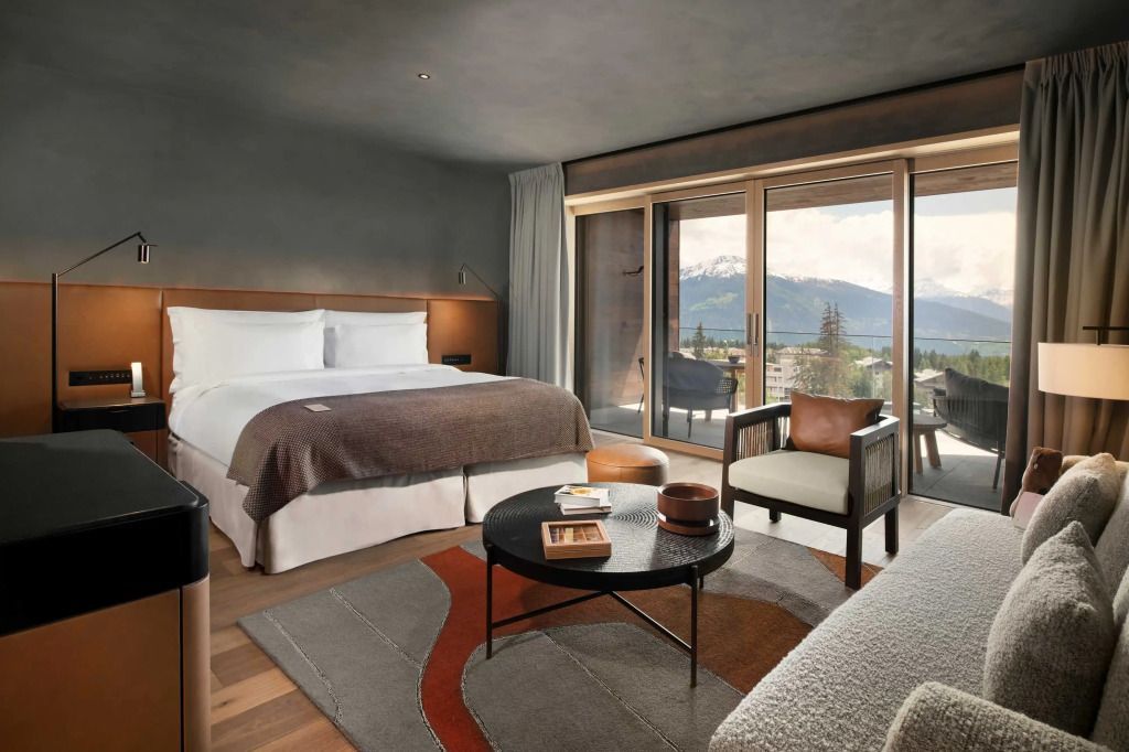Hotelzimmer mit großem Fenster und Bergblick