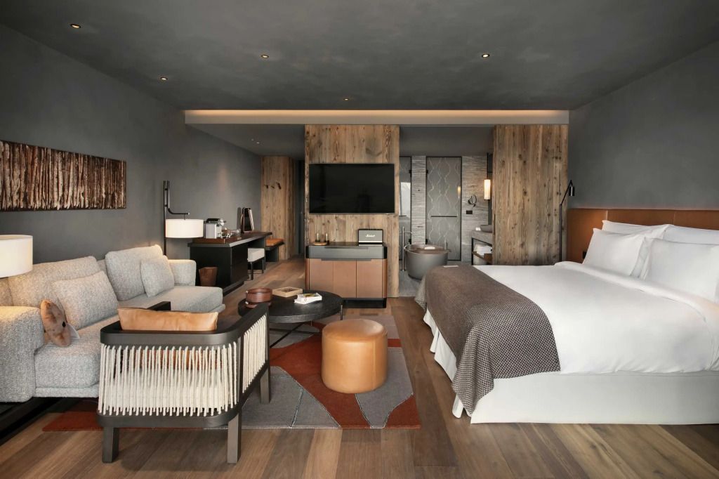 Geräumiges Hotelzimmer mit moderner Einrichtung