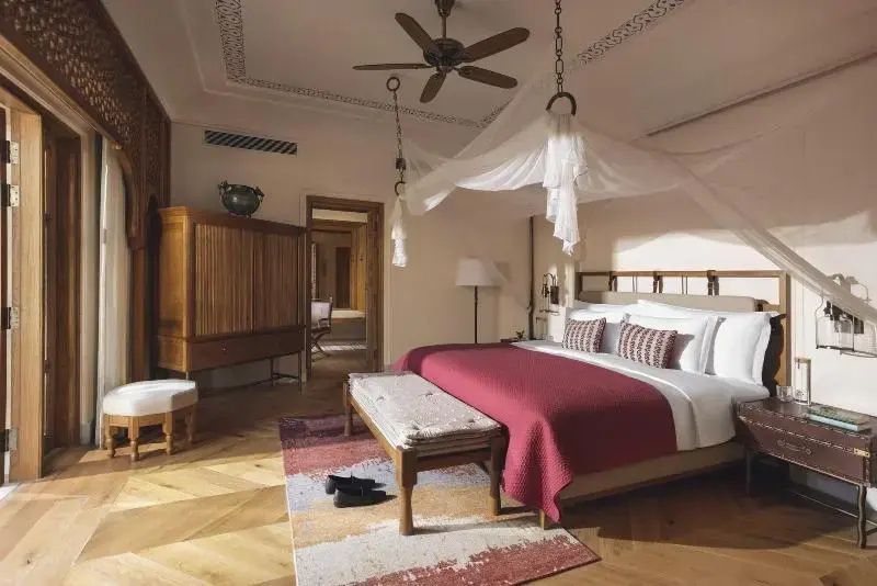 Gemütliches Schlafzimmer mit Baldachinbett und stilvollen Dekorationen