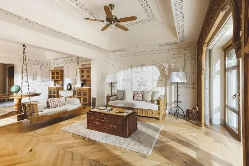 Helles Wohnzimmer mit luxuriösem Mobiliar und einem eleganten Teppich