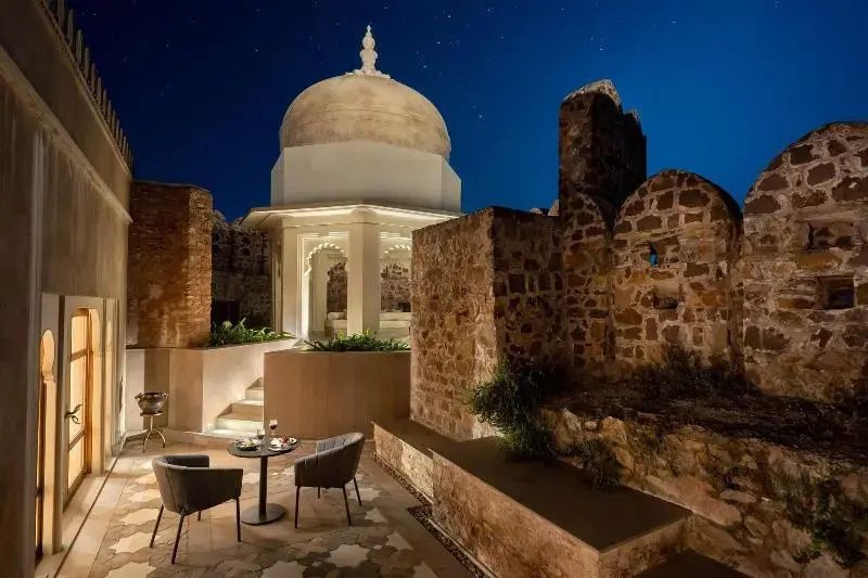 Romantische Außenterrasse mit besonderer Architektur bei Nacht
