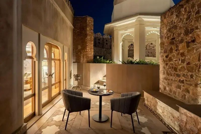 Private Terrasse mit stilvollen Sitzgelegenheiten und eindrucksvollem Ausblick