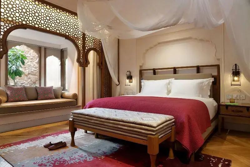 Luxuriöses Schlafzimmer mit Kingsize-Bett und dekorativen Baldachin