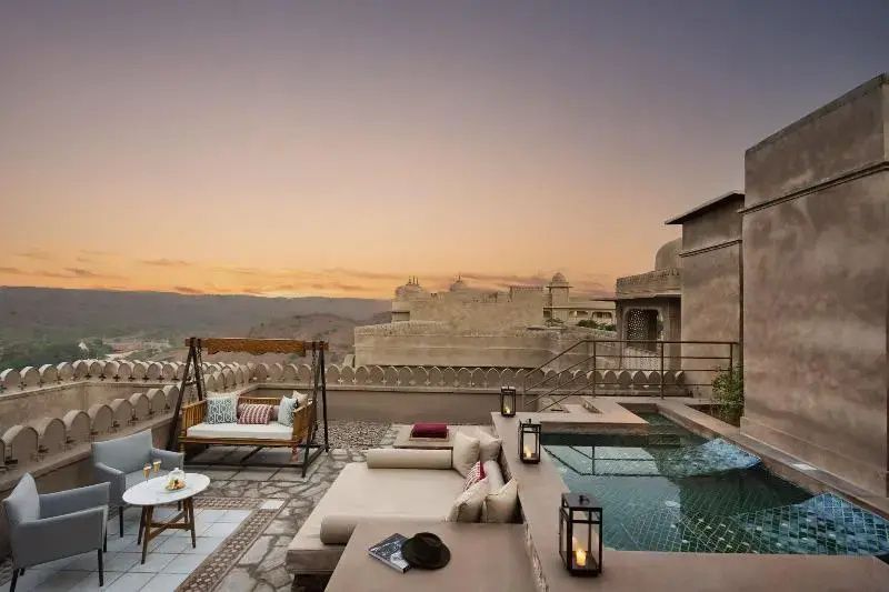 Rooftop-Terrasse bei Sonnenuntergang mit privatem Pool und Liegen im Six Senses Fort Barwara