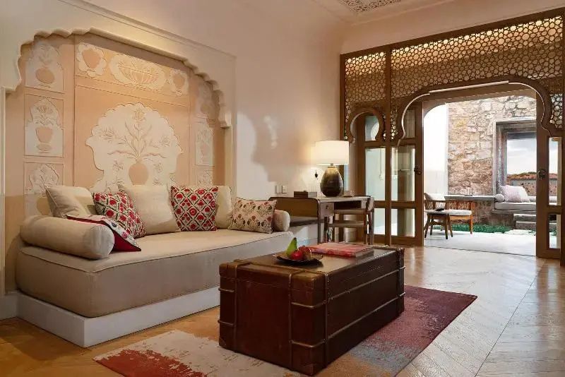Elegantes Wohnzimmer mit arabesken Details in der Six Senses Fort Barwara Suite