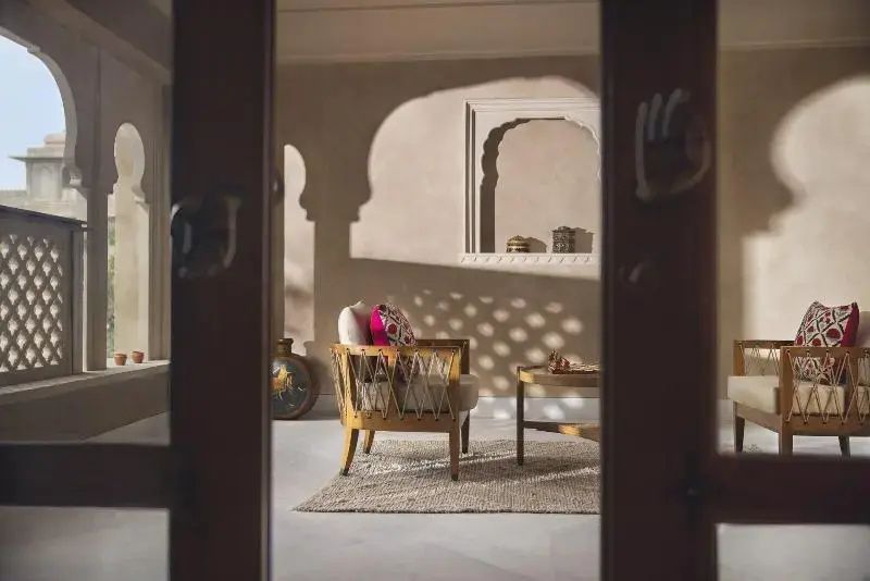 Gemütliche Sitzecke mit traditioneller Holzdeko im Six Senses Fort Barwara
