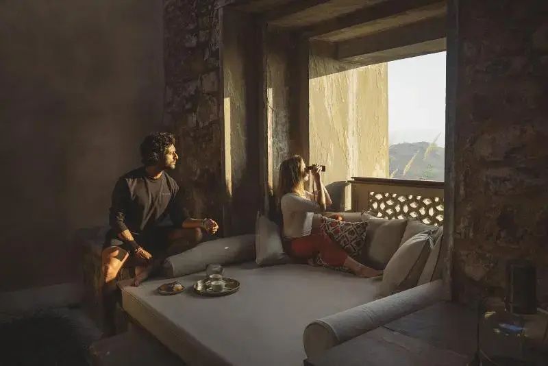 Paar genießt die Aussicht vom Fensterplatz im Six Senses Fort Barwara