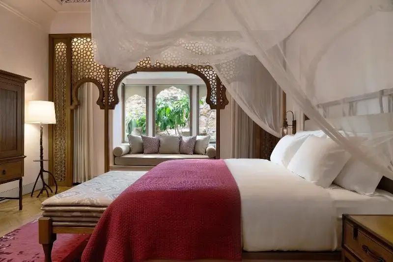 Luxuriöses Schlafzimmer mit Baldachin und orientalischen Verzierungen