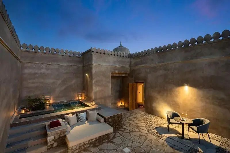 Terrasse mit Lounge-Möbeln und kleinem Pool im Six Senses Fort Barwara