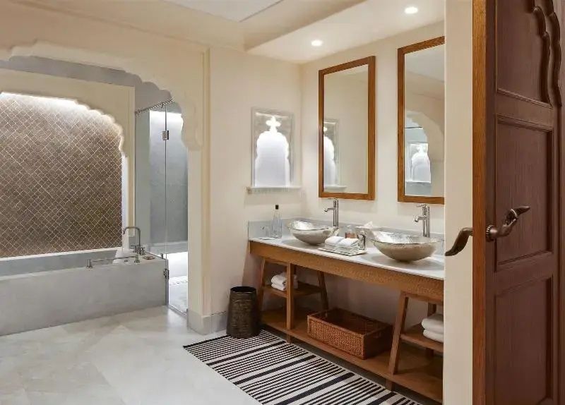 Elegantes Badezimmer mit Doppelwaschbecken und geräumiger Badewanne