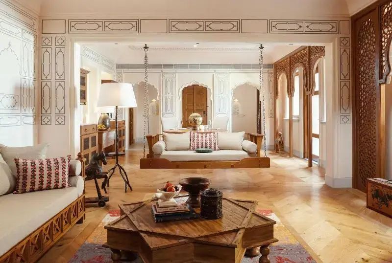 Eleganter Wohnbereich einer Suite mit traditionellem Interieur und Schaukel