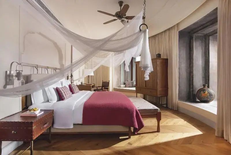 Luxuriöses Schlafzimmer mit Baldachinbett und Holzmöbeln