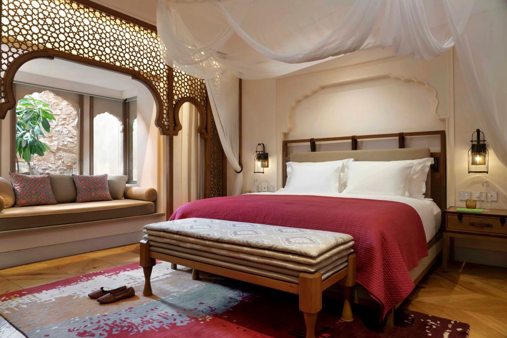 Luxuriöses Schlafzimmer in Suite mit Himmelbett und stilvollen Akzenten