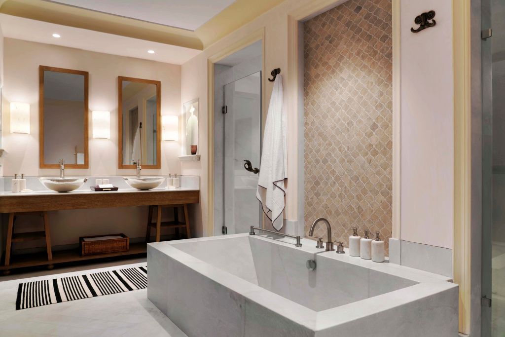 Modernes Badezimmer mit großer Badewanne in hochwertiger Suite