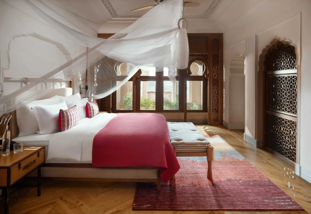 Geräumiges Schlafzimmer in Suite mit eleganter Dekoration und Naturlicht