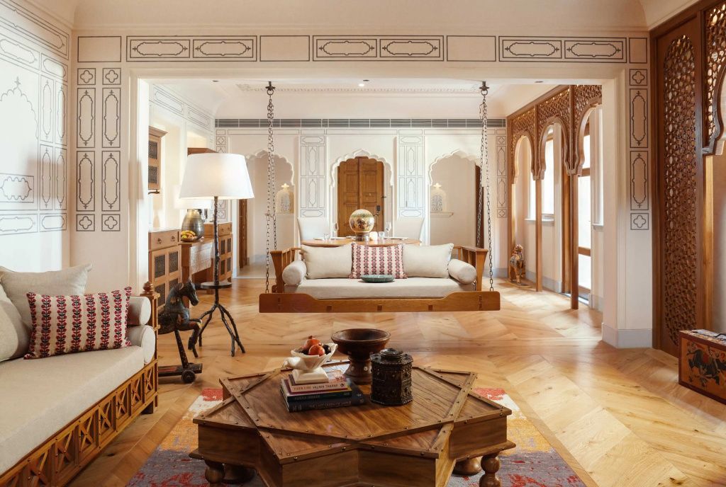 Stilvoll eingerichteter Wohnbereich in Suite mit traditionellen Elementen