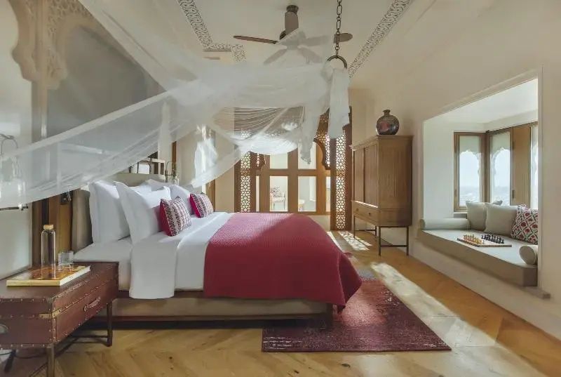 Luxuriöse Superior Suite mit Kingsize-Bett, Netzvorhang und traditionellen indischen Akzenten