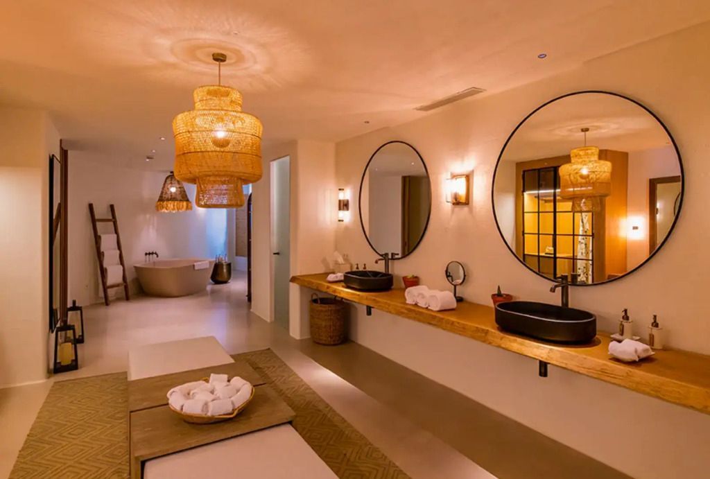 Elegantes Badezimmer mit Doppelwaschbecken und freistehender Badewanne