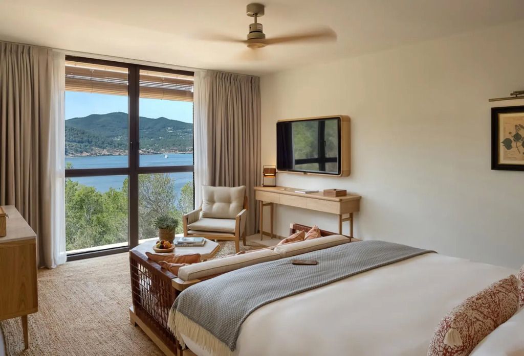 Modernes Doppelzimmer mit Blick aufs Meer und stilvolle Einrichtung