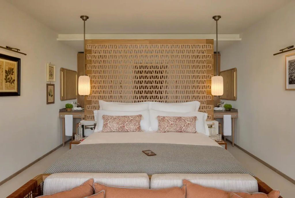 Geräumiges Deluxe Doppelzimmer mit kunstvoller Wanddekoration und luxuriösen Textilien