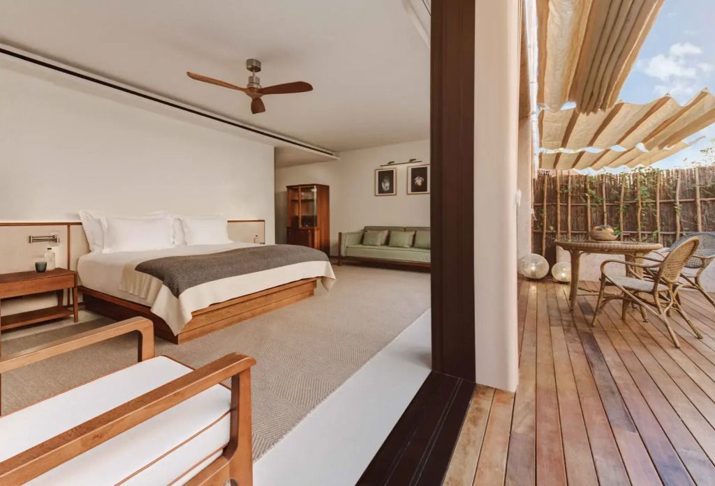 Geräumiges Zimmer mit Doppelbett und Terrasse aus Holz im Six Senses Ibiza