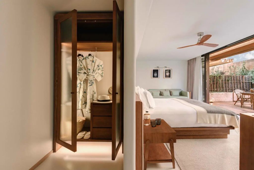 Doppelzimmer mit Kleiderschrank und warmem, natürlichem Design im Six Senses Ibiza