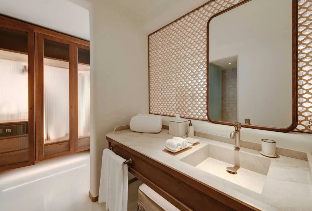Modernes Badezimmer mit großem Spiegel und edlem Waschtisch im Six Senses Ibiza