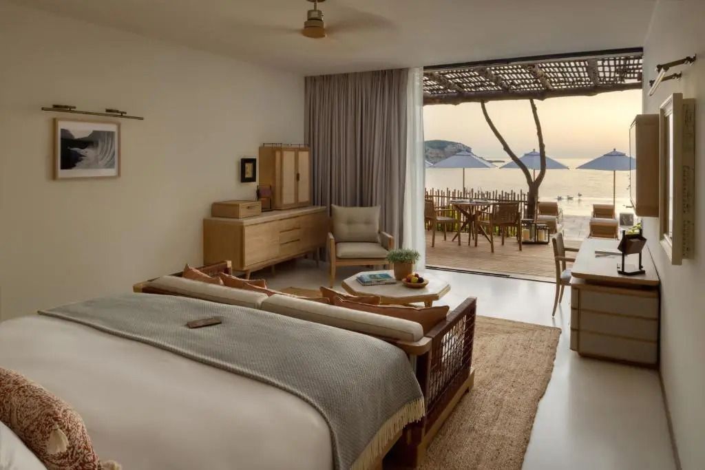 Geräumige Junior-Suite mit Meerblick und elegantem Dekor im Six Senses Ibiza