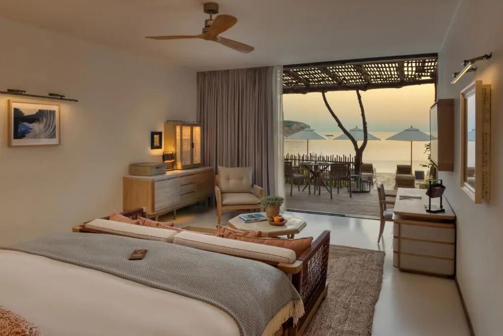 Zimmeransicht der Junior-Suite mit Terrasse und Meerblick im Abendlicht, Six Senses Ibiza