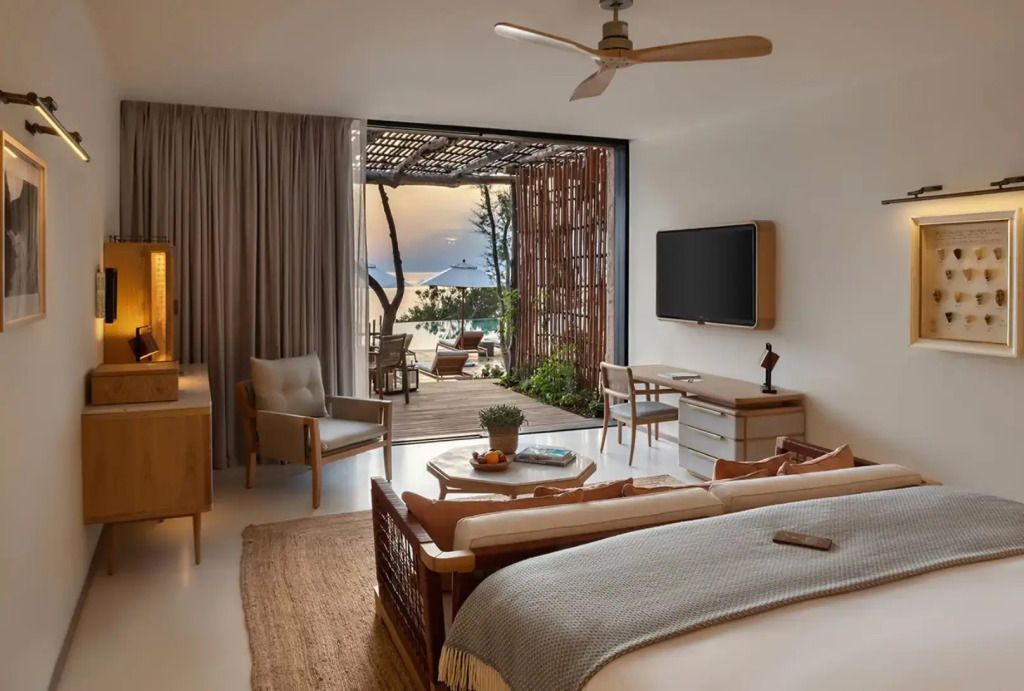 Junior-Suite mit großem Fenster und Meerblick im Six Senses Ibiza