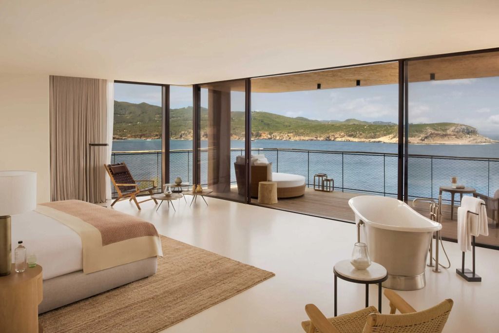 Helles Schlafzimmer mit Panoramafenster und Meerblick, moderne Einrichtung
