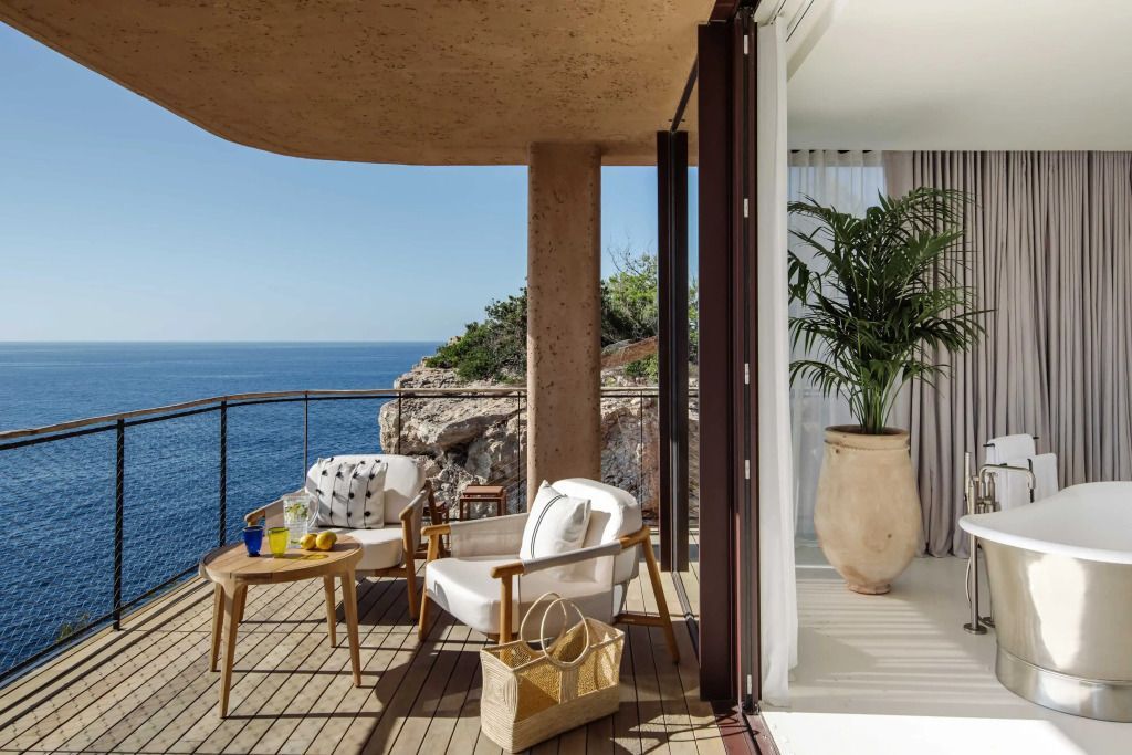 Luxuriöse Terrasse mit Sitzmöglichkeiten und Blick aufs Meer