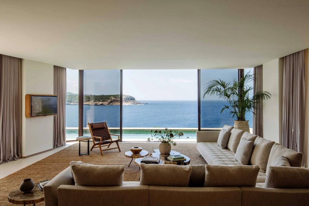 Geräumiges Wohnzimmer mit Panoramafenster und Meerblick, elegantes Design