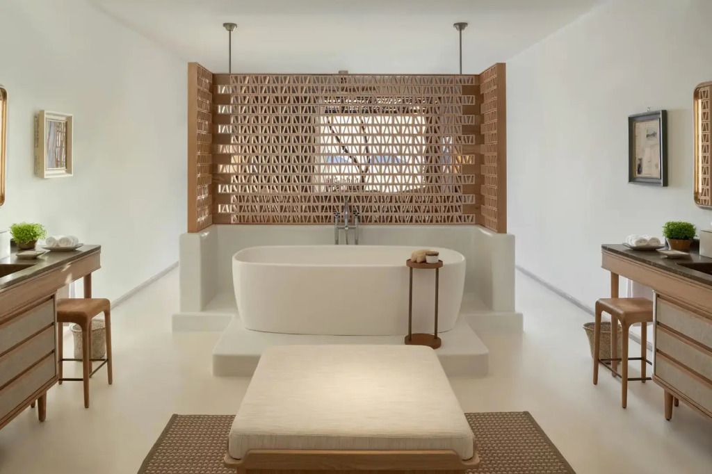 Minimalistisches Badezimmer mit freistehender Badewanne und eleganter Holzverkleidung