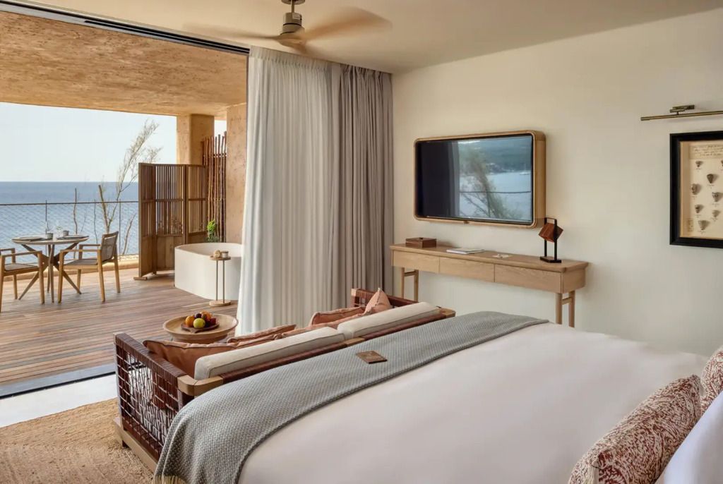 Modernes Hotelzimmer mit Meerblick und eleganter Einrichtung